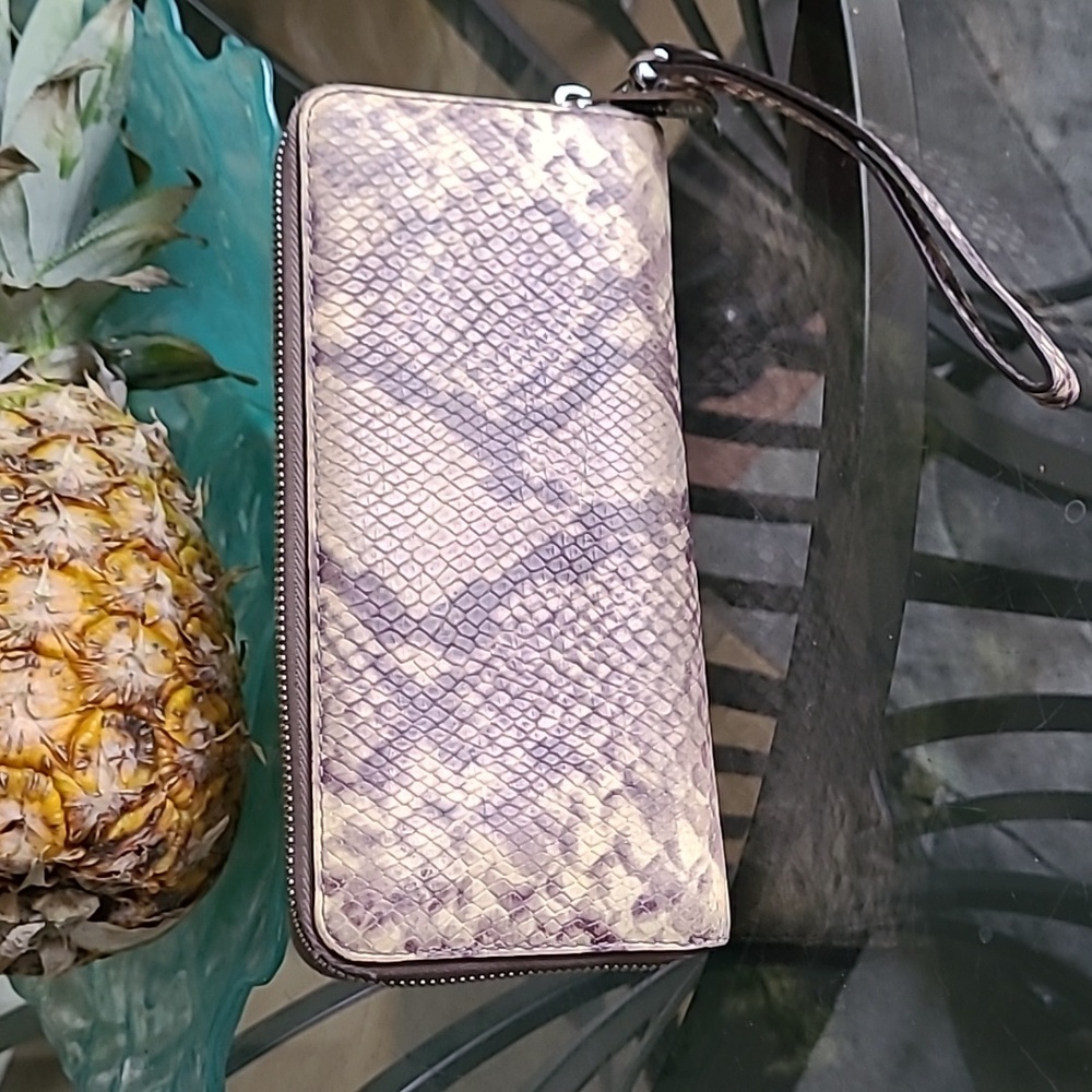 Michael Kors Leather Wallet ❤️ - Picture 3 of 10